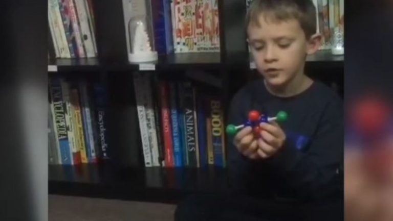 Copilul român cu IQ ca al lui Einstein: „Mă plictiseam la școală, așa că părinții m-au retras”.