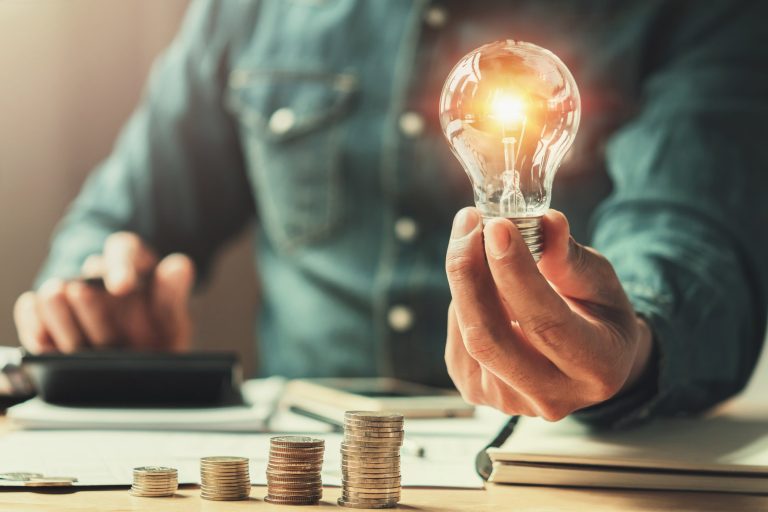 Din aprilie, prețul gazelor crește cu peste 30%, iar al electricității se dublează, dacă plafoanele sunt eliminate