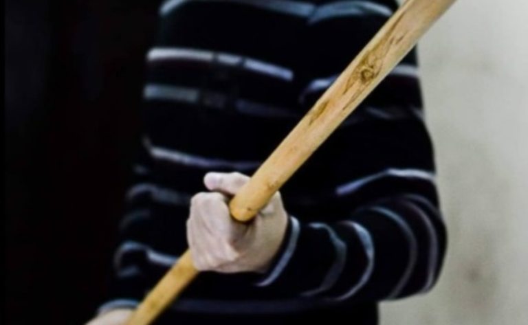Grozăvie în Poiana Mănăstirii: fiul îl ținea, tatăl îl bătea. Filmarea i-a oprit pe agresori