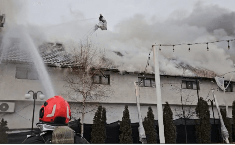 Incendiu la o clădire din Slatina, mesaj Ro-Alert.