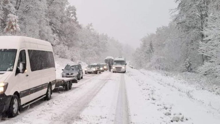 Intervenții ale echipajelor de deszăpezire în zone montane