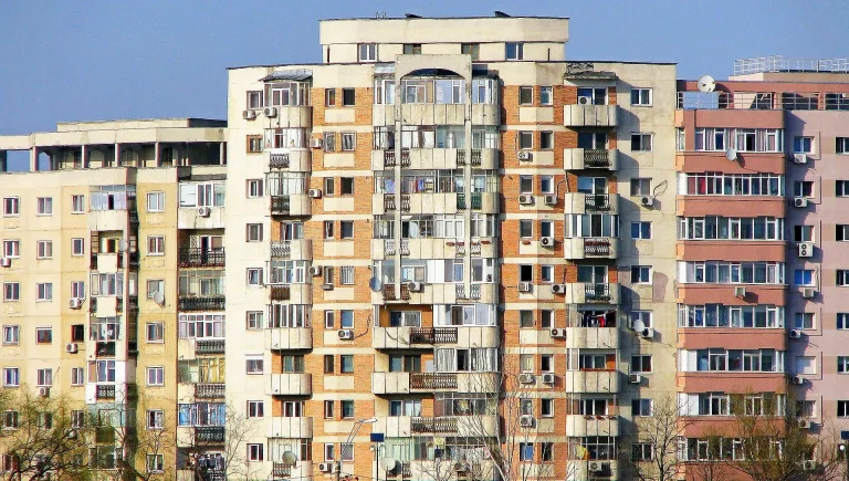 Locuitorii unui bloc din Baia Mare amenajează un buncăr.