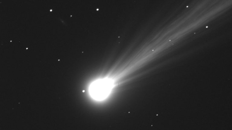 O cometă rară vizibilă după 160.000 de ani