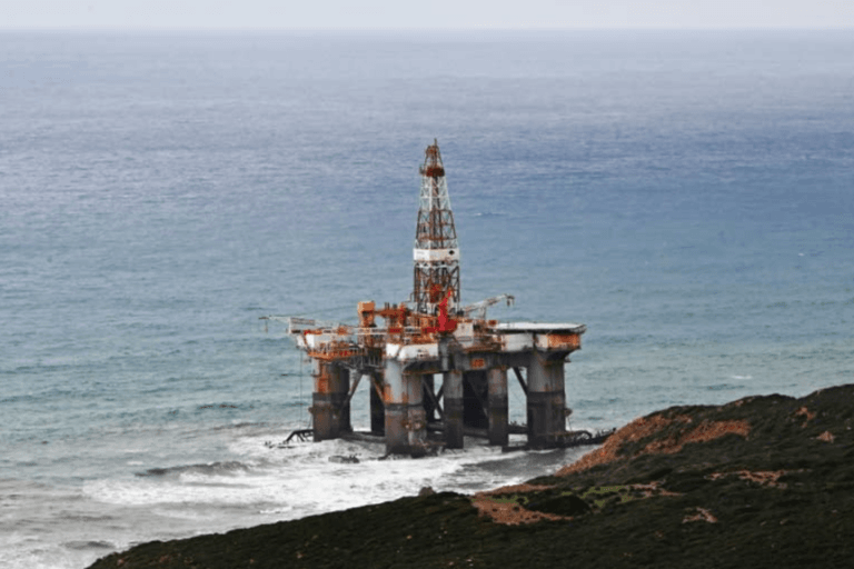 O platformă petrolieră transportată din Scoția în Turcia a eșuat pe o plajă în nordul Tunisiei