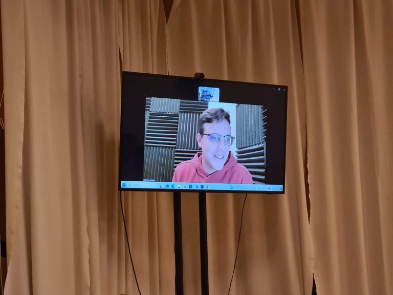 REPORTAJ Generațiile „Eminescu”, legate prin amintiri și inspirație: Alex Nedea în dialog cu elevii Colegiului „Eminescu” din Iași