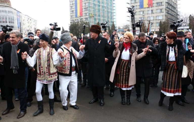 Unde-i unul, nu-i putere; unde-s doi, ciocnesc o bere