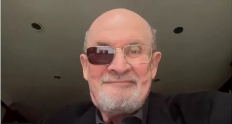 Atacatorul scriitorului Salman Rushdie, găsit vinovat de tentativă de omor.