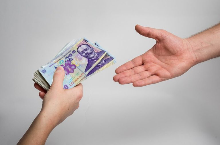 Capcana împrumuturilor IFN: femeie datoare de 4 ori mai mult.