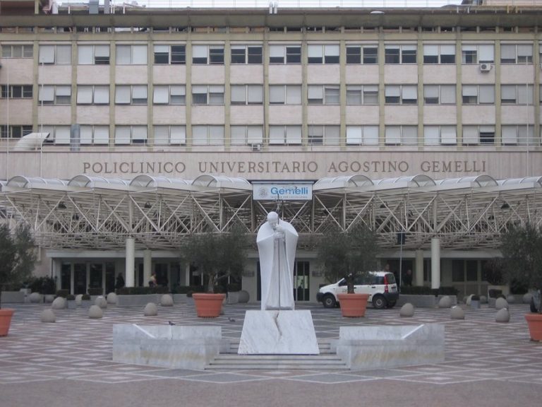 Premierul italian Giorgia Meloni l-a vizitat pe Papa Francisc în spital: Este alert şi glumeşte.