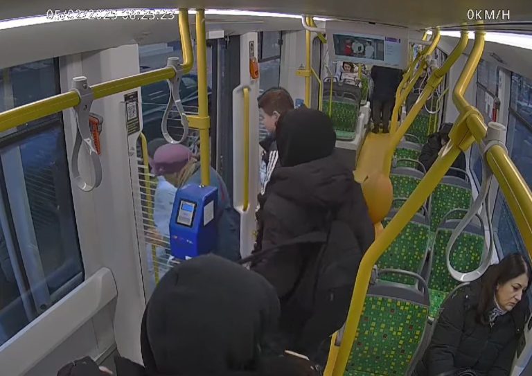VIDEO – Scandalul cu vatmanul din Copou. Noi imagini cu șoferița care refuză să oprească în stație