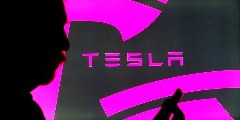 Au pariat și s-au îmbogățit: miliarde din Tesla