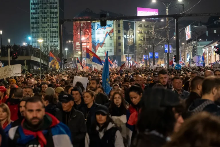 Belgrad: Sârbii protestează strigând „Pumpaj!” și „Laura Kövesi”