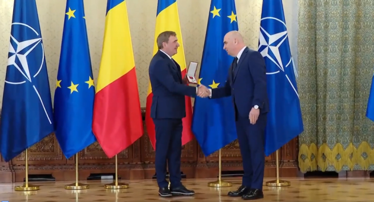 Bolojan, după decorarea lui Hagi: Celebrăm un fenomen al fotbalului.