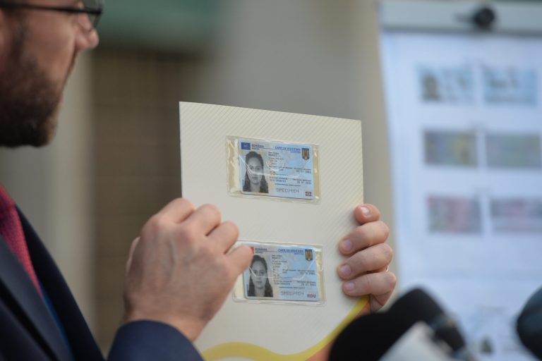 Copiii sub 14 ani vor avea cărți de identitate fără amprente
