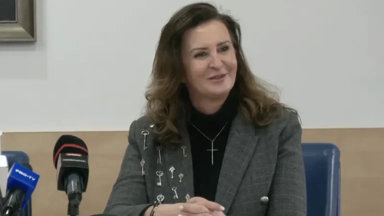 Cu o cruce mare la gât, ministra Culturii sugerează cenzurarea piesei de la TNB.