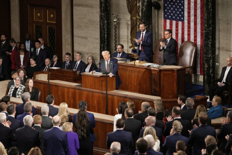 Democrați din Cameră au părăsit discursul lui Trump în tricouri „Rezist”