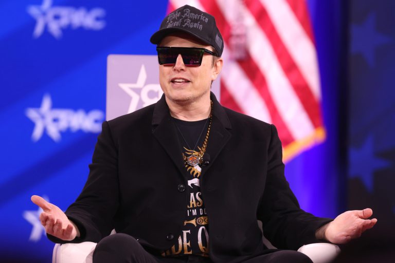 Elon Musk susține că frontul ucrainean s-ar prăbuși fără Starlink