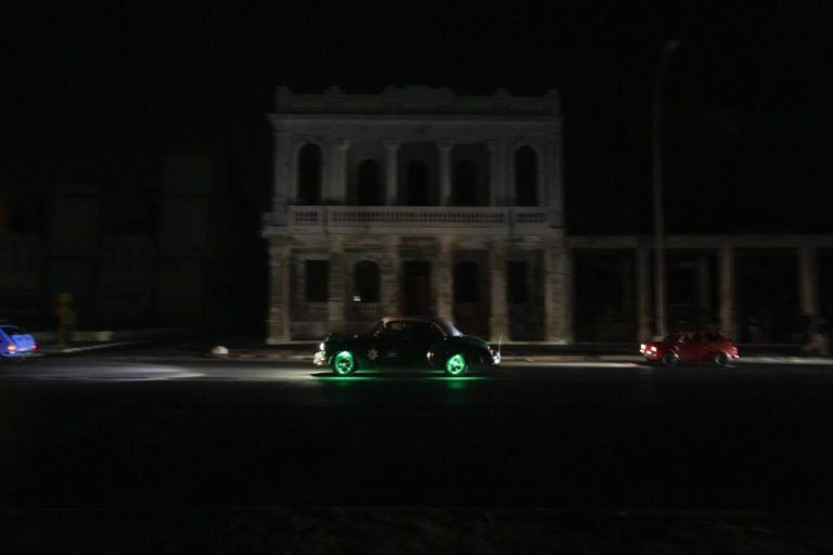 Havana își revine după prăbușirea rețelei electrice.