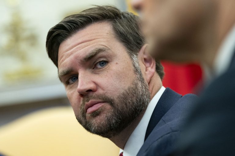 JD Vance: Dereglementarea AI susține muncitorii americani și inovația.