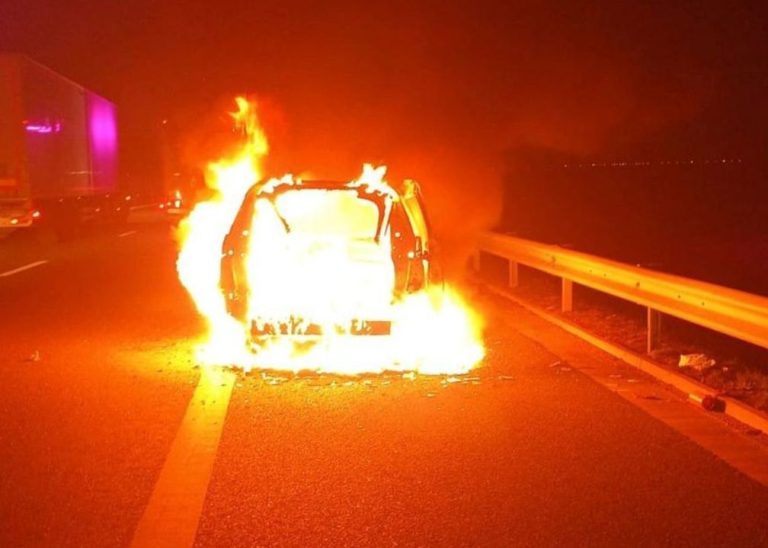 O mașină a luat foc pe autostrada Timișoara-Lugoj, iar șoferul este dispărut.