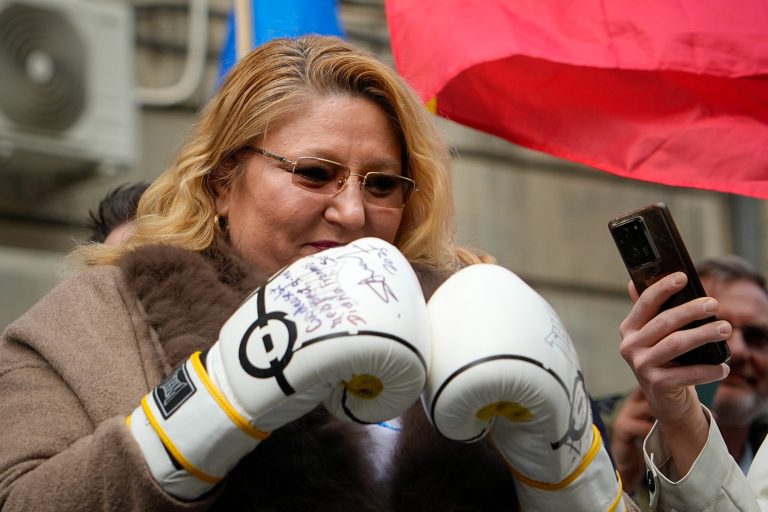 Şoşoacă afirmă că românii trebuie să decidă la referendum ieșirea din UE