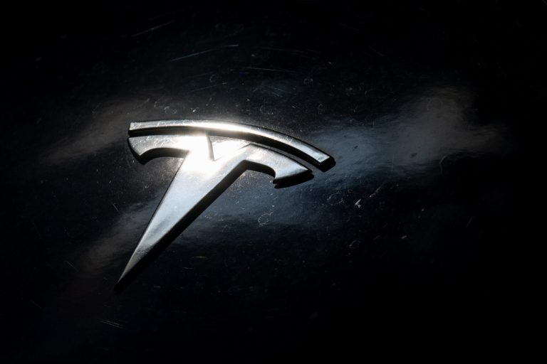 Taxele comerciale impuse de Trump pot afecta exportatorii americani, avertizează Tesla
