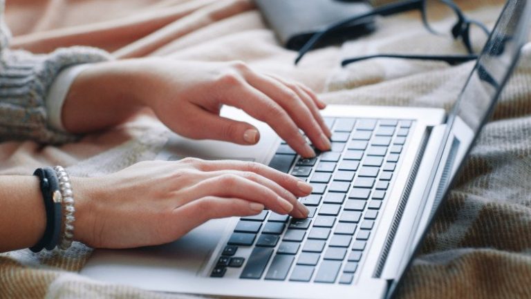 DNSC: Tot mai multe femei devin victime ale înșelătoriilor romantice online