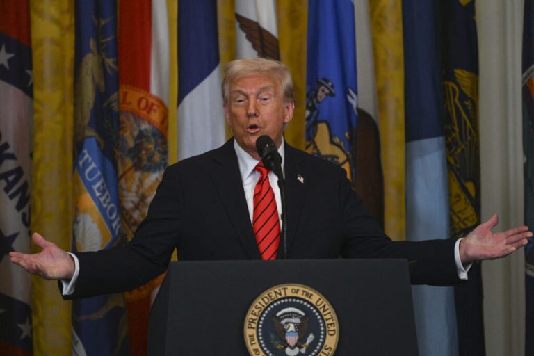 Trump sugerează că evită conflictul comercial cu Beijingul