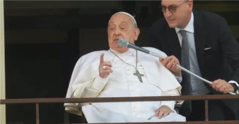 Vești bune! Papa Francisc a apărut pe balconul spitalului pentru a binecuvânta mulţimea