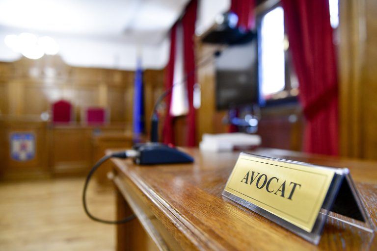 Avocat judecat pentru incitare la ură, violență sau discriminare