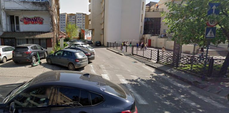Strada centrală din Iași unde traficul e haotic.
