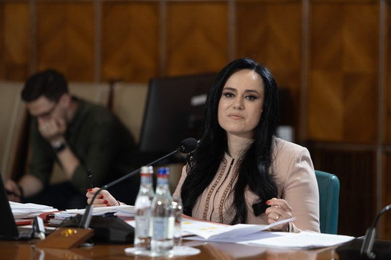 USR o invită pe ministra Muncii, Simona Bucura-Oprescu, la Ora Guvernului