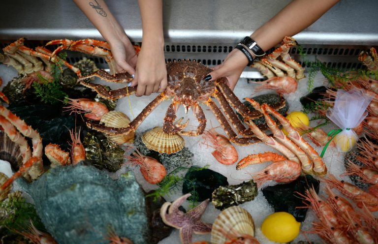 China ridică interdicția asupra importurilor de fructe de mare din Japonia