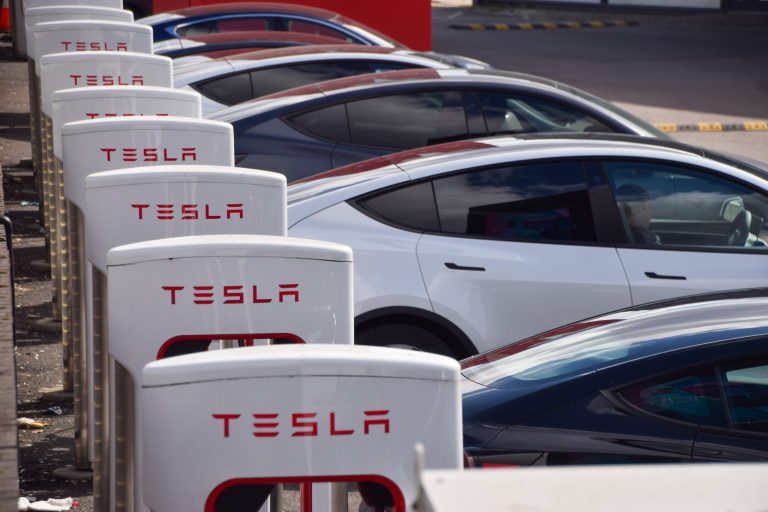 Furnizorul chinezesc de baterii Tesla se extinde în Europa
