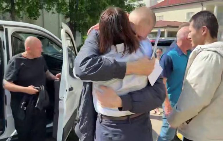 Liderul Opoziției din Belarus, Serghei Tihanovski, eliberat după 18 ani