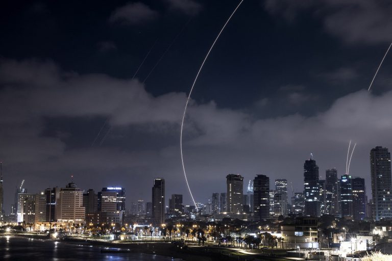 Război Israel-Iran: Televiziunea iraniană bombardată, avertisment pentru canale de știri israeliene