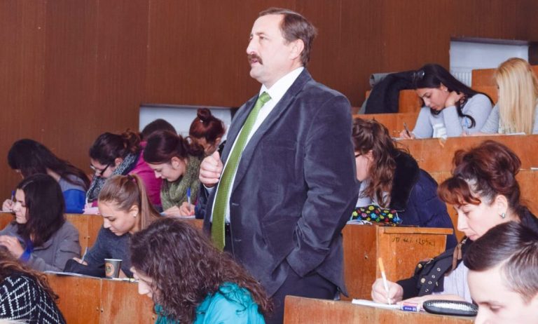 Rectorul TUIASI contestă reducerea burselor studenților