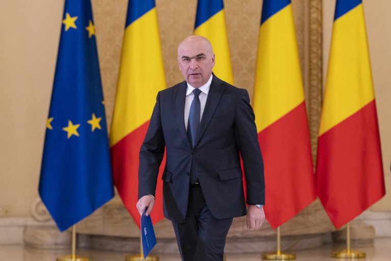 Sub tricolor, România a construit democrația, spune Bolojan