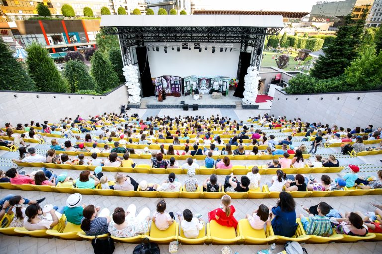 Teatru de vară la Amfiteatrul Palas în iunie