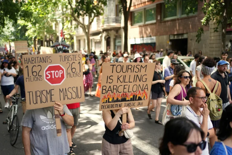 „Vacanțele voastre, nenorocirea mea: Proteste în sudul Europei”