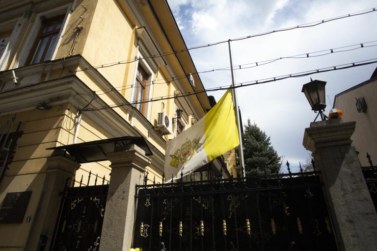 Ambasada Vaticanului din Kiev a fost avariată