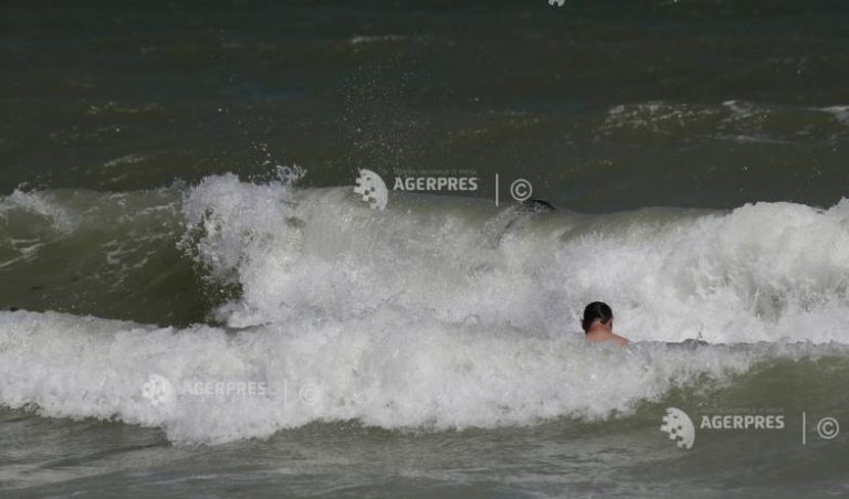 Constanța: Bărbat mort după căderea în mare de pe placa de surfing