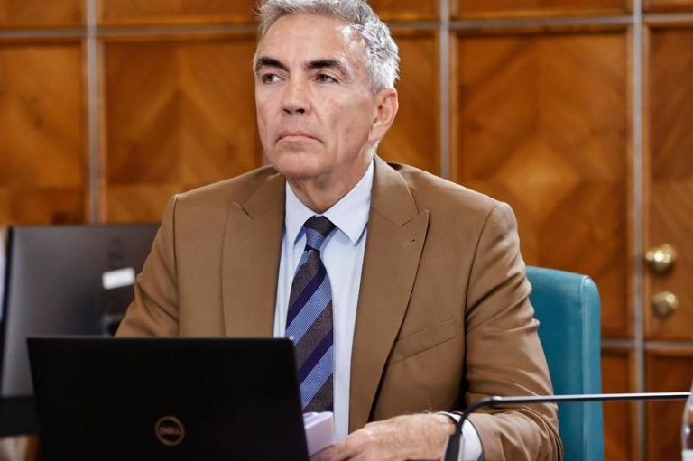 Dragoş Anastasiu cere reduceri salariale voluntare.