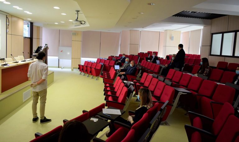 După renunțarea la facultate, cere daune de 50.000 lei.