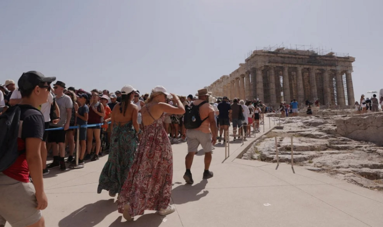Grecia închide Acropola din cauza vremii toride