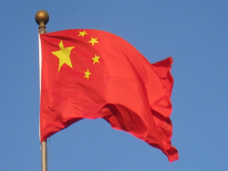 O universitate din China o expulzează pe o studentă pentru o relație cu un străin