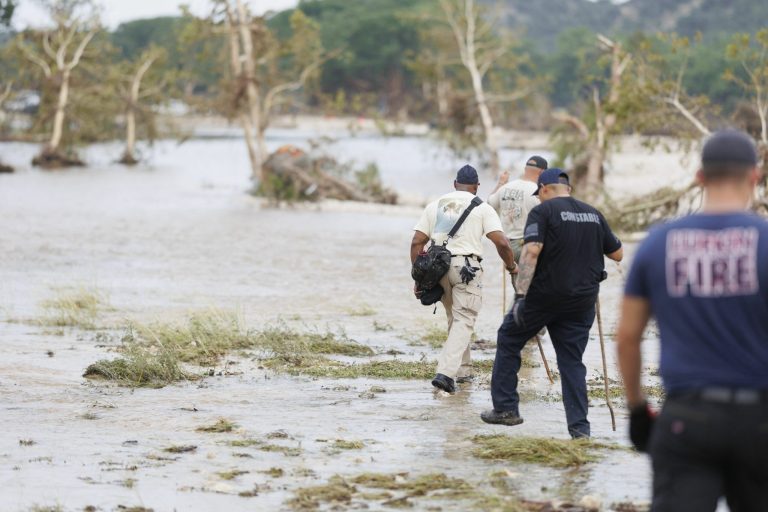 Peste 160 de persoane dispărute în inundațiile din Texas