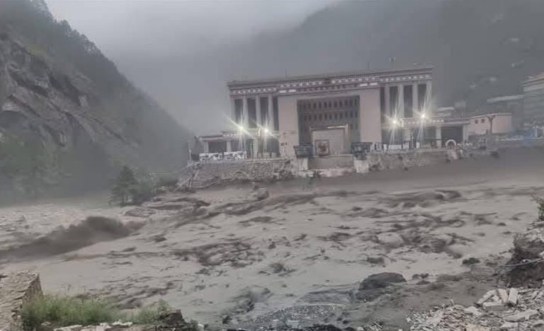 Podul principal dintre Nepal și China, distrus de inundații