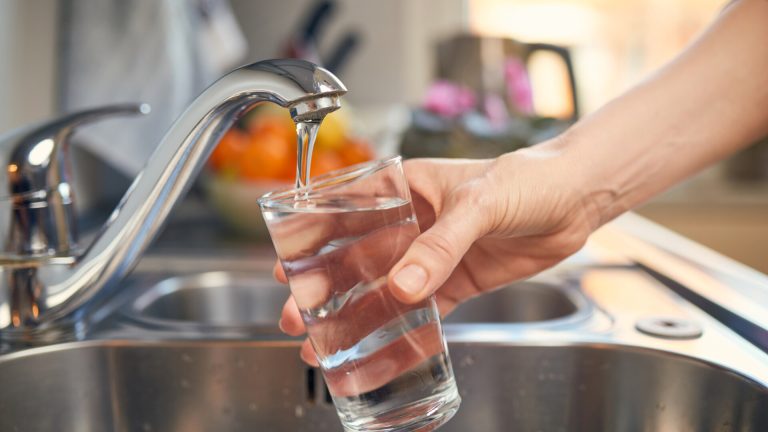 Se scumpește iar apa – ApaVital crește costurile cu 2%