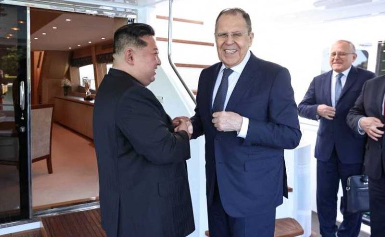 Serghei Lavrov a fost întâmpinat de Kim Jong Un